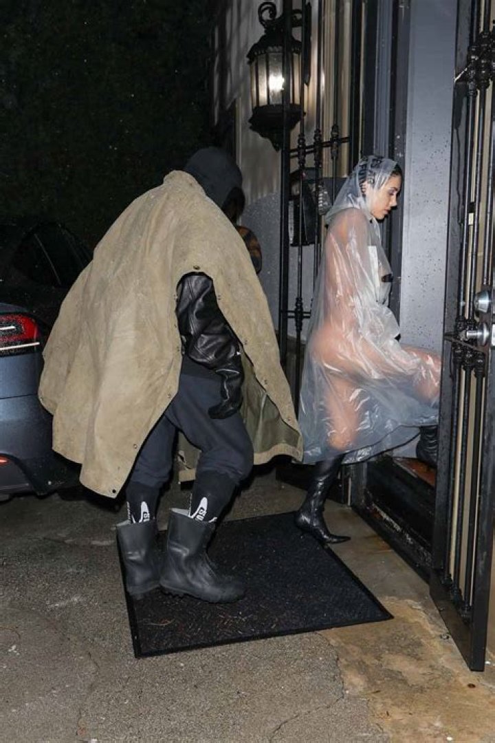 Los Angeles, CA - *EXCLUSIVE* - Kelly Osbourne is getting all the help she can get as she steps out with newborn baby Sidney in Los Angeles. Kelly has a friend who helped load Sidney's car seat in Kelly's ride after she attended a newborn baby support group. Pictured: Kelly Osbourne BACKGRID USA 15 FEBRUARY 2023 BYLINE MUST READ: Stefan / BACKGRID USA: +1 310 798 9111 / UK: +44 208 344 2007 / *UK Clients - Pictures Containing Children Please Pixelate Face Prior To Publication*